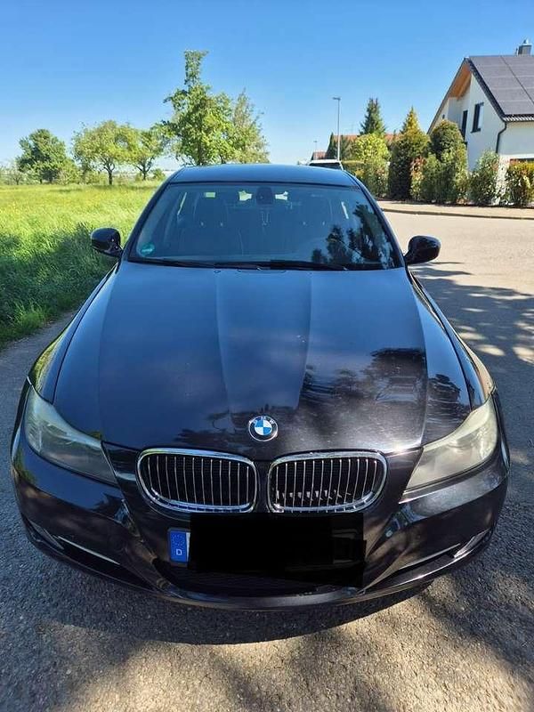 Gebraucht BMW 318 143 PS (105 kW) 2011 Schwarz Limousine