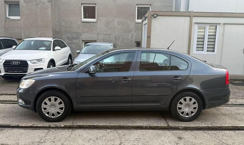 Gebraucht Skoda Octavia Ambiente 105 PS (77 kW) 2011 Grau Limousine