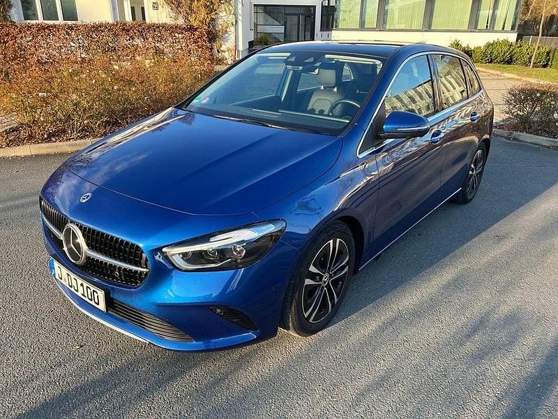 Blau Gebraucht 2023 Mercedes B200 Van / Kleinbus | 26.500 € (Superpreis) - Bild 1/4