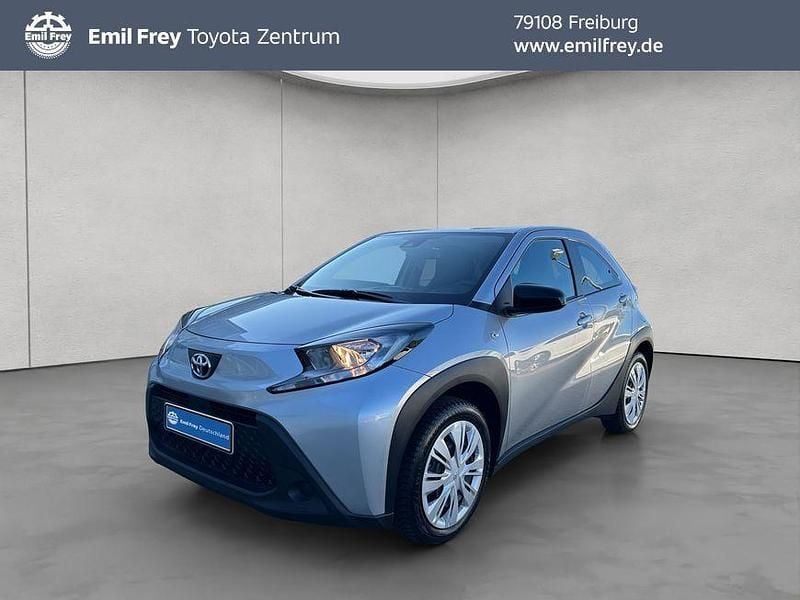 Shimmering silver metallic Gebraucht 2023 Toyota Aygo X-play Kleinwagen | 13.990 € (Guter Preis) - Bild 1/4