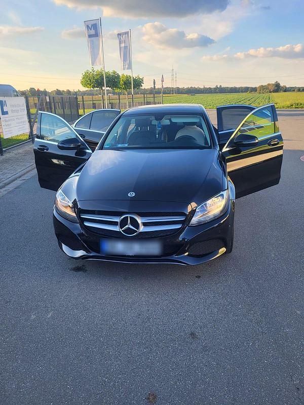 Schwarz Gebraucht 2017 Mercedes C180 Limousine | 19.900 € (Fairer Preis) - Bild 1/4