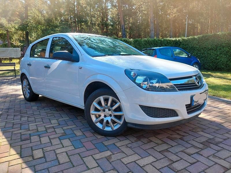 Weiß Gebraucht 2009 Opel Astra Kleinwagen | 2.650 € (Fairer Preis) - Bild 1/4