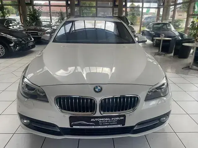 Gebraucht BMW 520 Performance 190 PS (139 kW) 2017 Mineralweiss metallic (metallic) Kombi