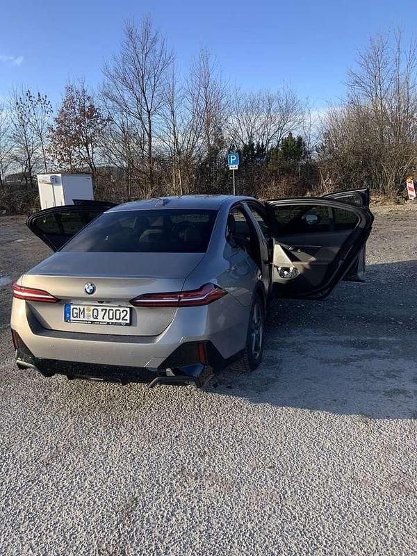 Gebraucht BMW 520 M Sport 197 PS (144 kW) 2024 Grau Limousine