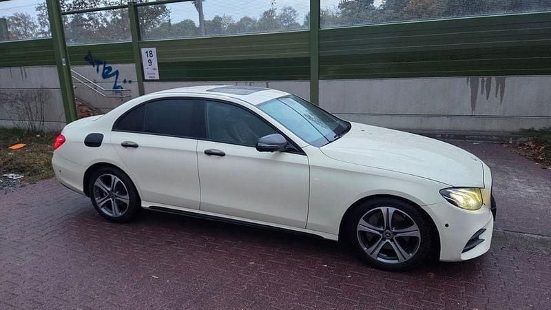 Schwarz Gebraucht 2020 Mercedes E220 Limousine | 22.899 € (Superpreis) - Bild 1/4