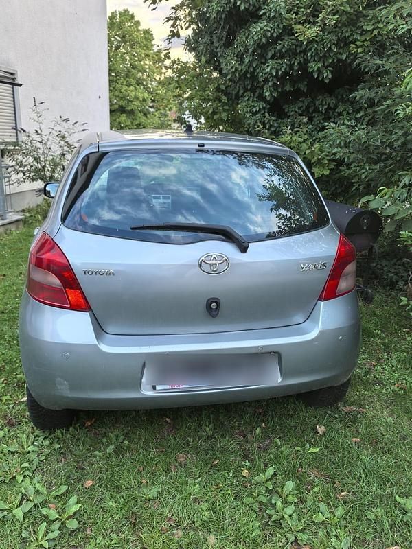 Grau Gebraucht 2007 Toyota Yaris Kleinwagen | 4.200 € (Fairer Preis) - Bild 1/4