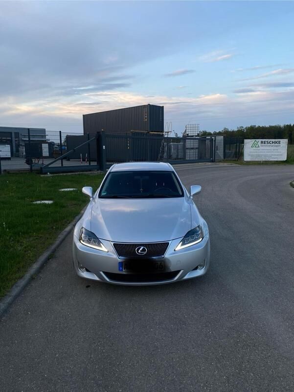 Silber Gebraucht 2006 Lexus IS220d Limousine | 5.200 € (Etwas zu teuer) - Bild 1/4