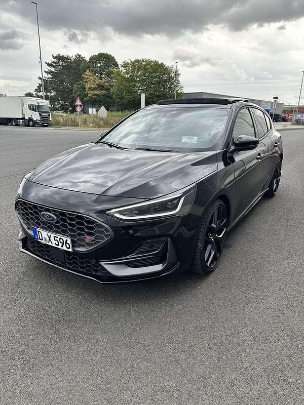 Schwarz Gebraucht 2024 Ford Focus ST Kleinwagen | 34.700 € (Guter Preis) - Bild 1/4