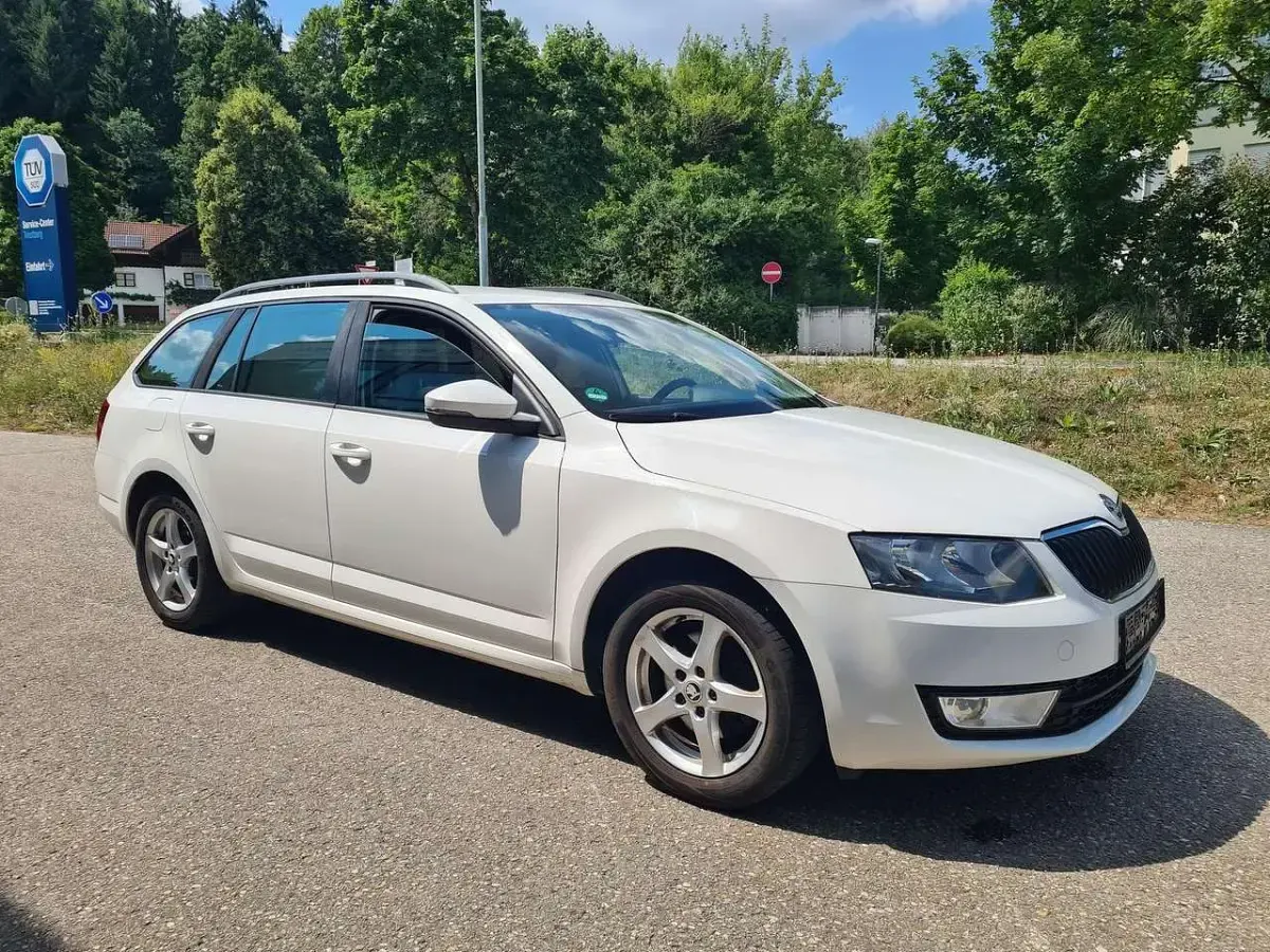 Gebraucht Skoda Octavia Ambition 105 PS (77 kW) 2013 Candyweiss Kombi