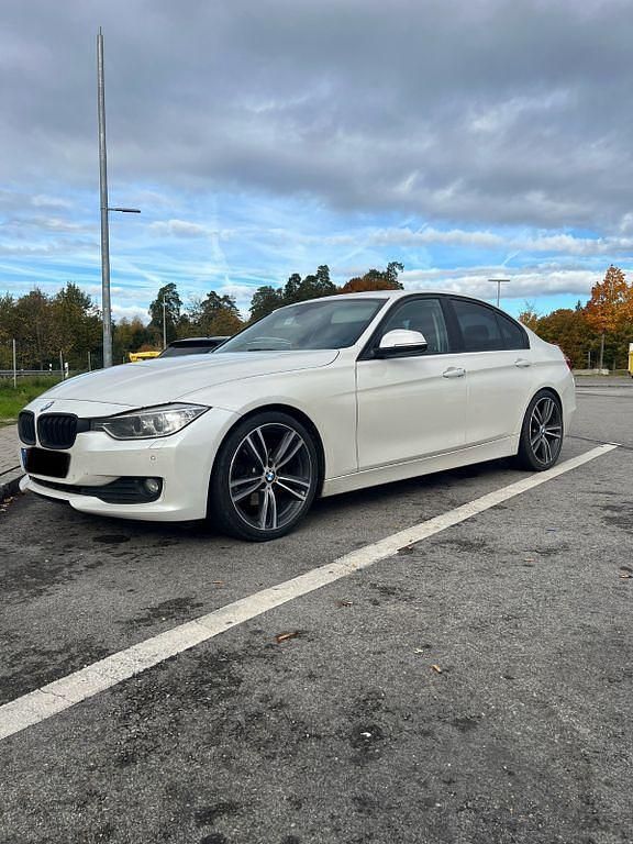 Weiß Gebraucht 2013 BMW 320 Limousine | 11.990 € (Fairer Preis) - Bild 1/4