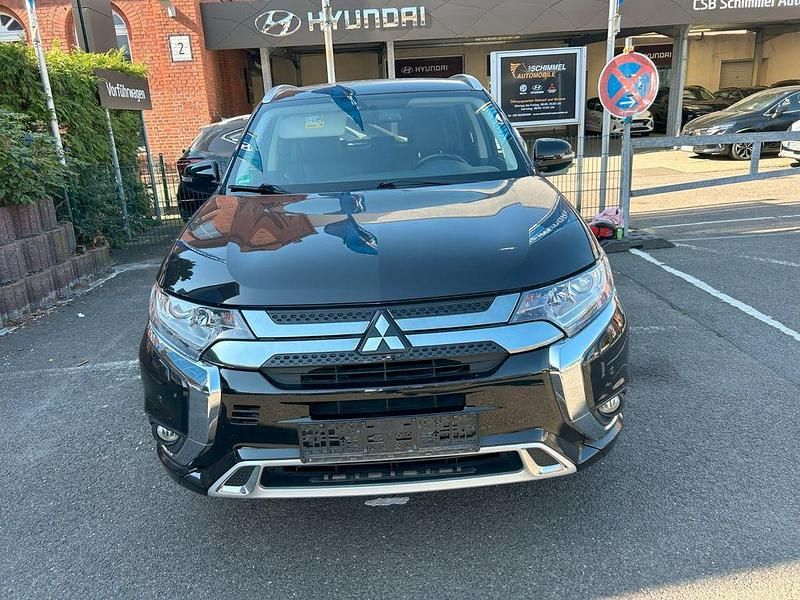 Schwarz Gebraucht 2019 Mitsubishi Outlander P-HEV SUV | 22.500 € (Fairer Preis) - Bild 1/4