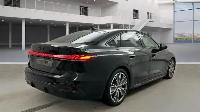 Second-hand Audi A5 S-line plus 204 CP (150 kW) 2025 Negru Berlinǎ
