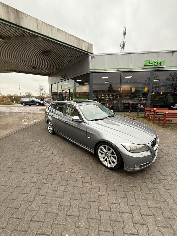 Gebraucht BMW 325 205 PS (150 kW) 2011 Grau Kombi