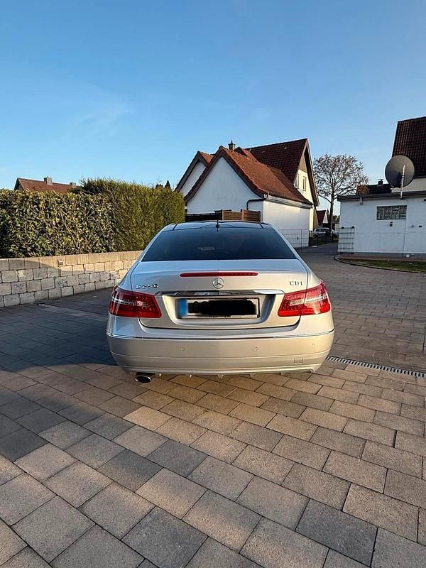 Gebraucht Mercedes E250 204 PS (150 kW) 2011 Silber Coupé