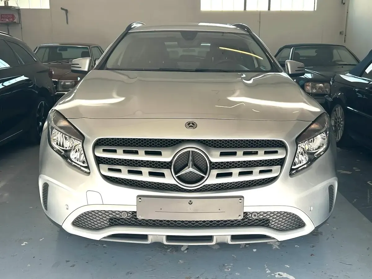 Gebraucht Mercedes GLA180 122 PS (89 kW) 2019 Silber SUV