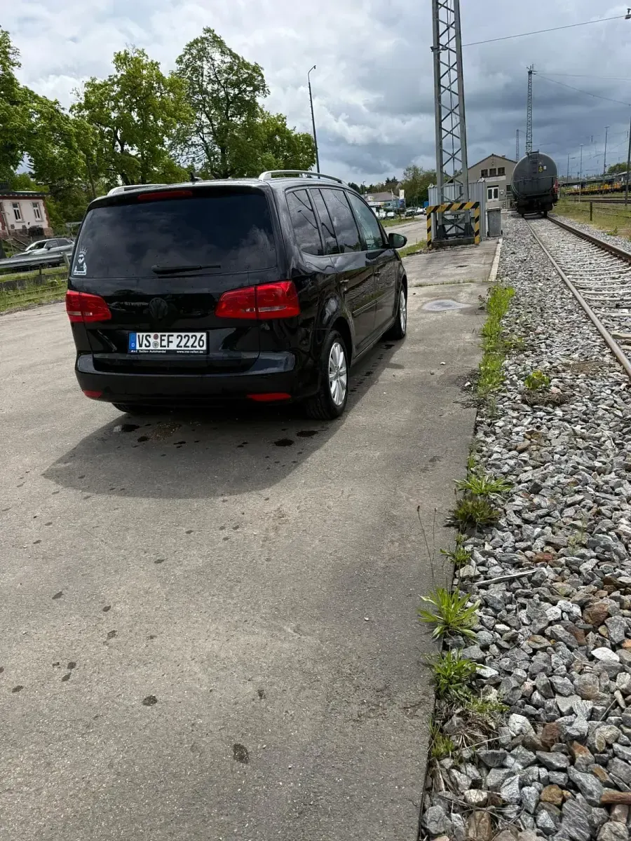 Gebraucht VW Touran 105 PS (77 kW) 2011 Schwarz Van / Kleinbus