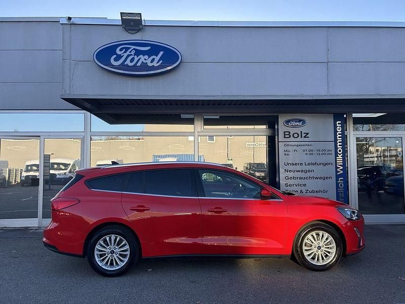Gebraucht Ford Focus Titanium 125 PS (91 kW) 2022 Rot Limousine