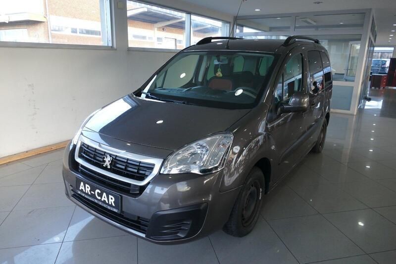 Grau Gebraucht 2015 Peugeot Partner Tepee Active Van / Kleinbus | 6.990 € (Guter Preis) - Bild 1/4