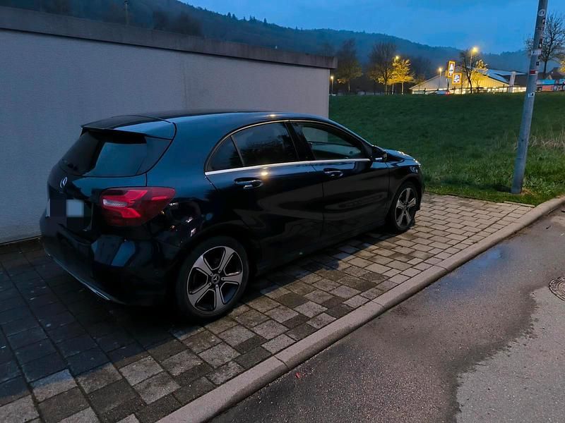 Gebraucht Mercedes A200 136 PS (100 kW) 2018 Blau Limousine