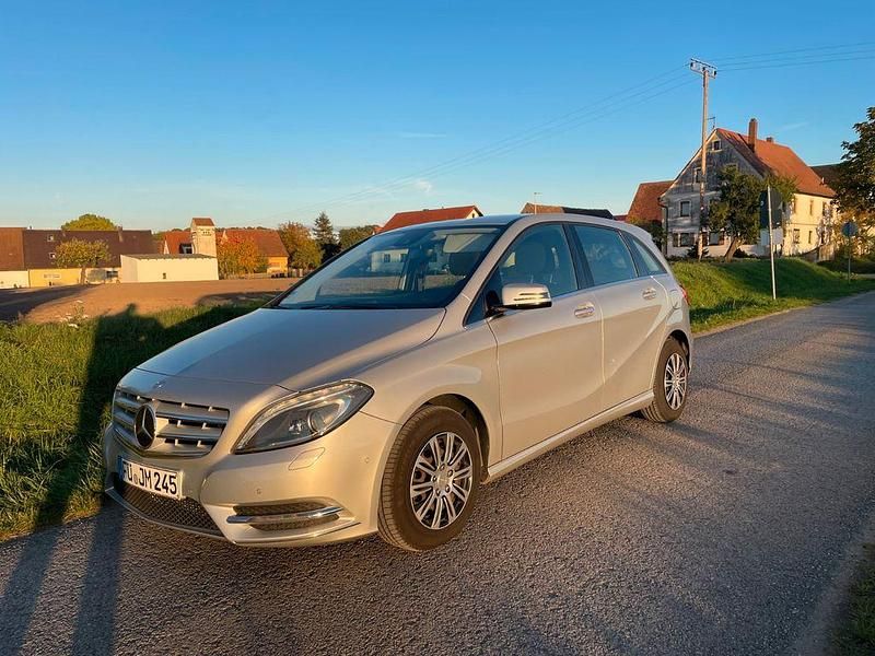 Silber Gebraucht 2012 Mercedes B180 Van / Kleinbus | 4.300 € (Teuer) - Bild 1/4