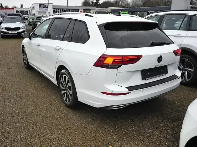 Używany VW Golf VIII Active 150 KM (110 kW) 2022 Biały Kombi