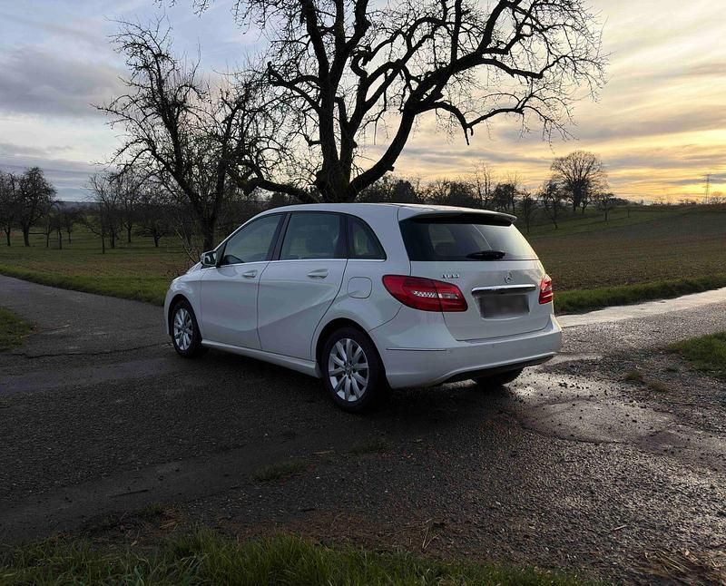 Gebraucht Mercedes B180 122 PS (89 kW) 2014 Weiß Van / Kleinbus