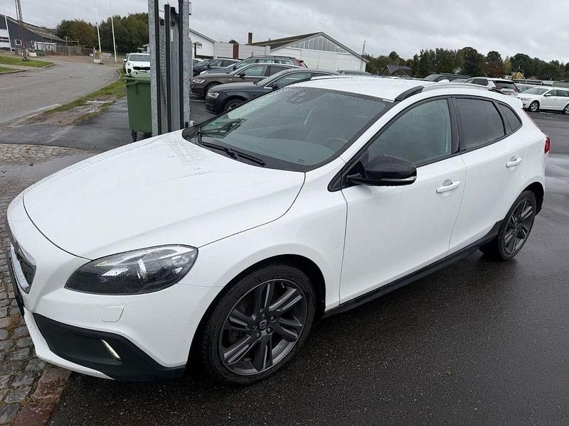 Weiß Gebraucht 2014 Volvo V40 CC Momentum Kombi | 8.800 € (Fairer Preis) - Bild 1/4