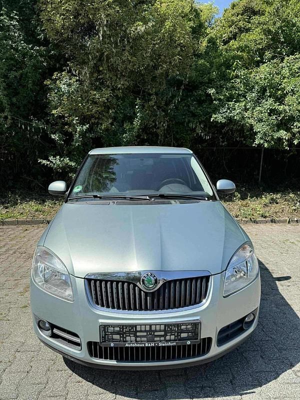 Silber Gebraucht 2010 Skoda Fabia Limousine | 3.299 € (Fairer Preis) - Bild 1/4