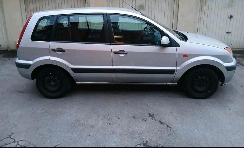 Gebraucht Ford Fusion 80 PS (58 kW) 2011 Silber Kleinwagen