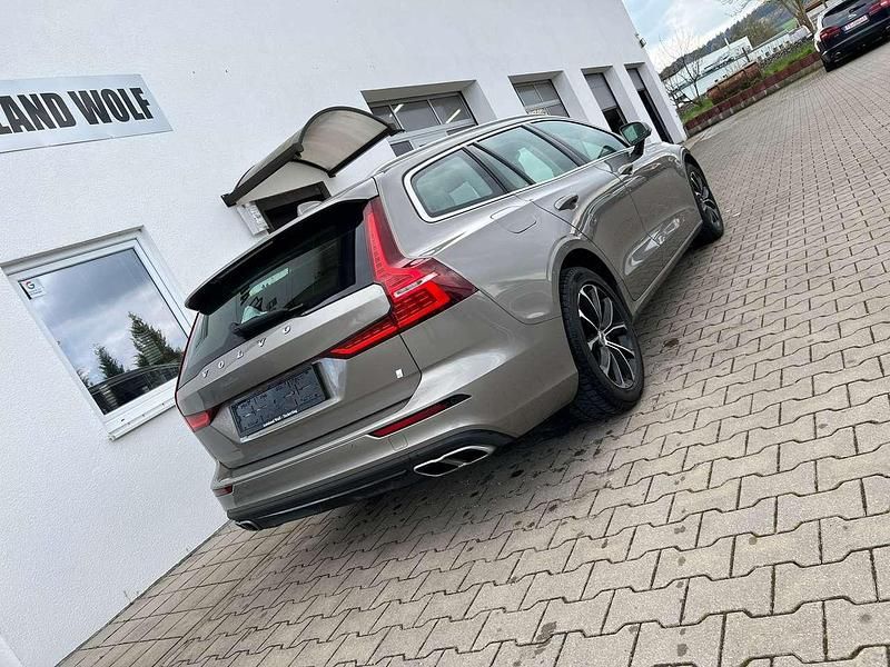 Gebraucht Volvo V60 Momentum 190 PS (139 kW) 2019 Pebble grey / metallic Kombi