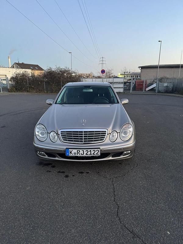 Silber Gebraucht 2005 Mercedes E280 Limousine | 6.800 € (Etwas zu teuer) - Bild 1/4