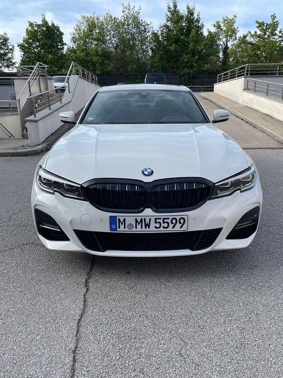 Weiß Gebraucht 2020 BMW 330 M Sport Limousine | 34.990 € (Fairer Preis) - Bild 1/4