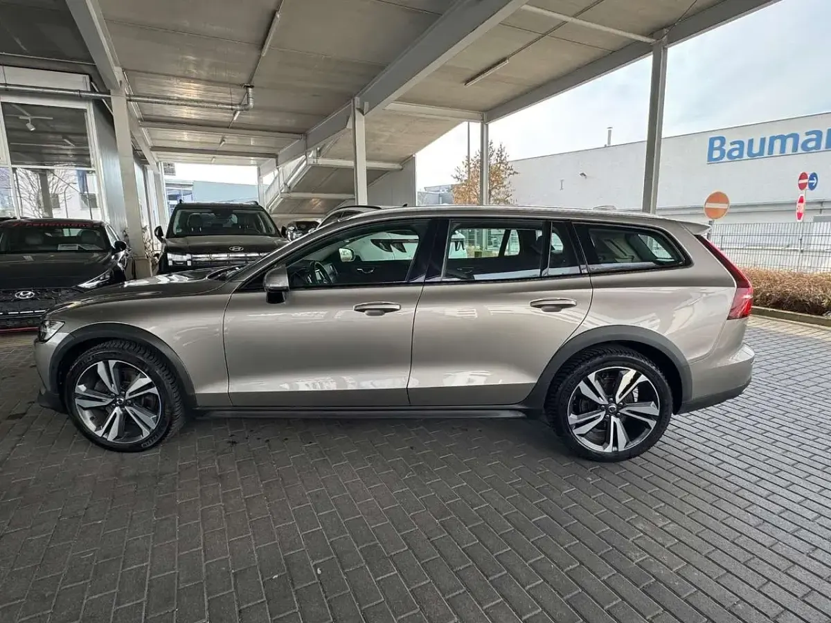 Gebraucht Volvo V60 CC Pro 190 PS (139 kW) 2020 Pebble grey / metallic Kombi