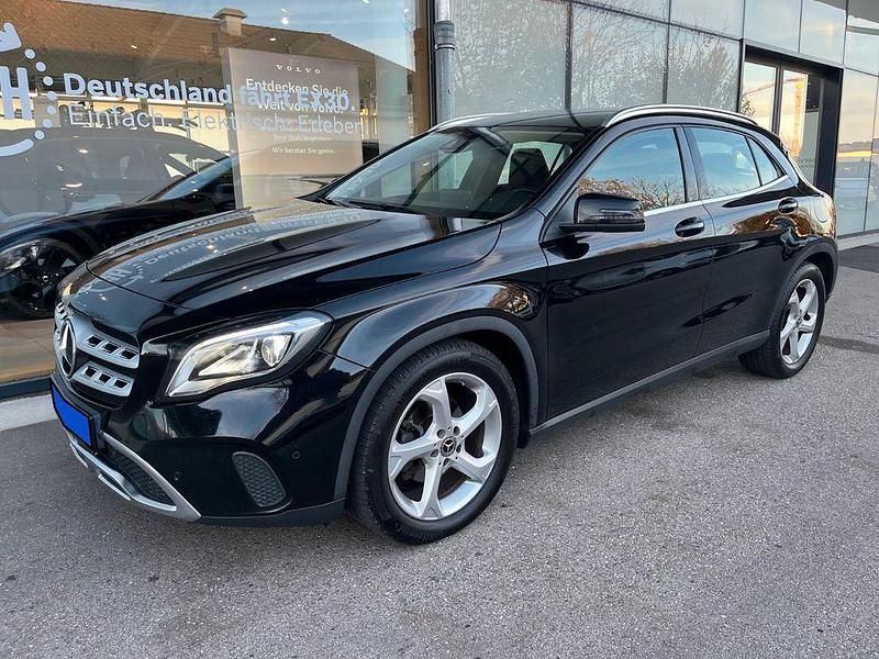 Schwarz Gebraucht 2018 Mercedes GLA200 SUV | 15.599 € (Guter Preis) - Bild 1/4