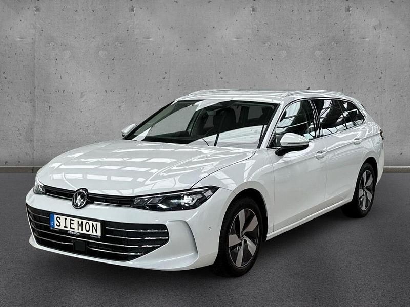 Weiss Gebraucht 2025 VW Passat IQ Drive Kombi | 34.930 € (Fairer Preis) - Bild 1/4