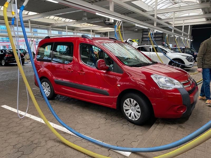 Gebraucht Citroën Berlingo 109 PS (80 kW) 2010 Rot Van / Kleinbus