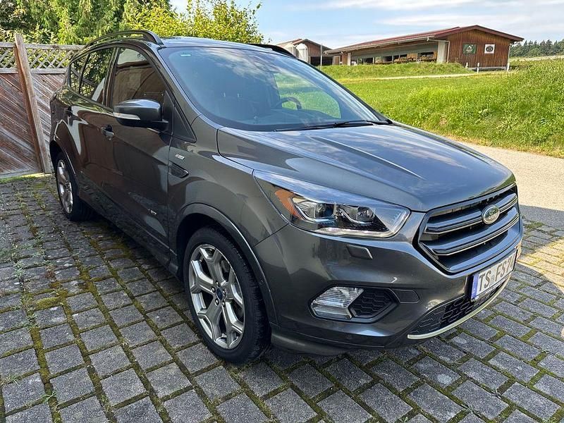 Grau Gebraucht 2017 Ford Kuga ST-Line SUV | 14.990 € (Guter Preis) - Bild 1/4