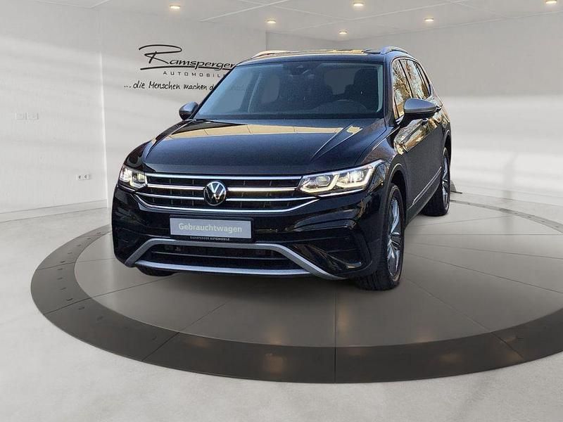 Gebraucht VW Tiguan Allspace Elegance 150 PS (110 kW) 2023 Schwarz (deep black perleffekt) SUV