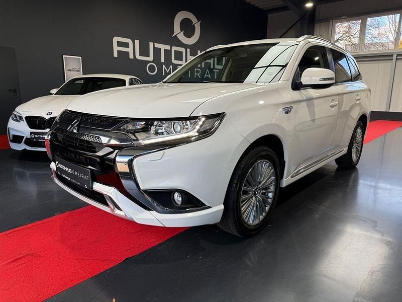 Weiß Gebraucht 2020 Mitsubishi Outlander P-HEV Diamant Edition SUV | 17.900 € (Etwas zu teuer) - Bild 1/4