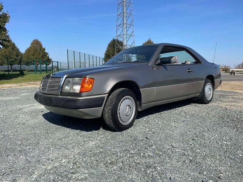 Grau Gebraucht 1988 Mercedes 230 Coupé | 8.900 € - Bild 1/4