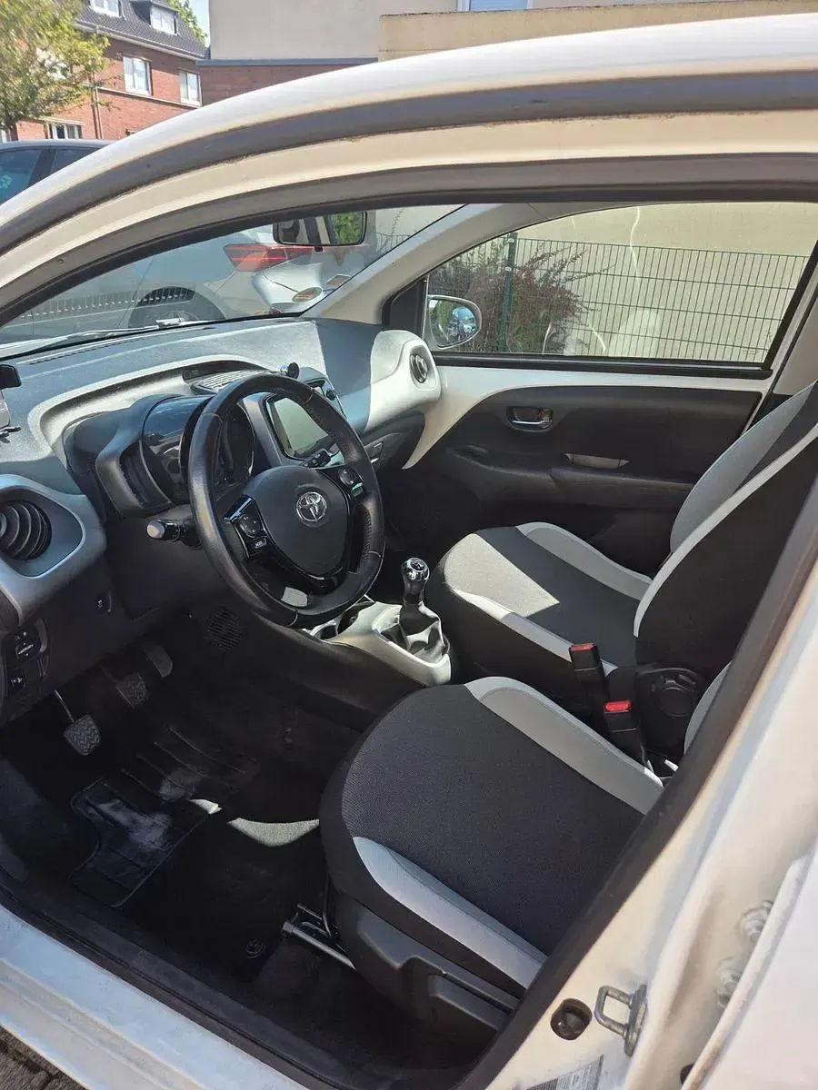 Gebraucht Toyota Aygo X-play 69 PS (50 kW) 2017 Weiß Kleinwagen