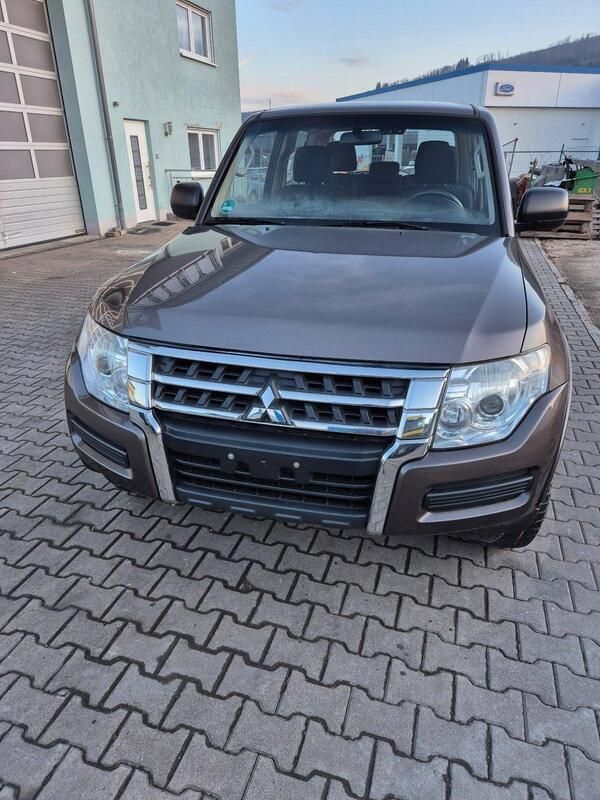 Grau Gebraucht 2016 Mitsubishi Montero SUV | 10.350 € - Bild 1/4