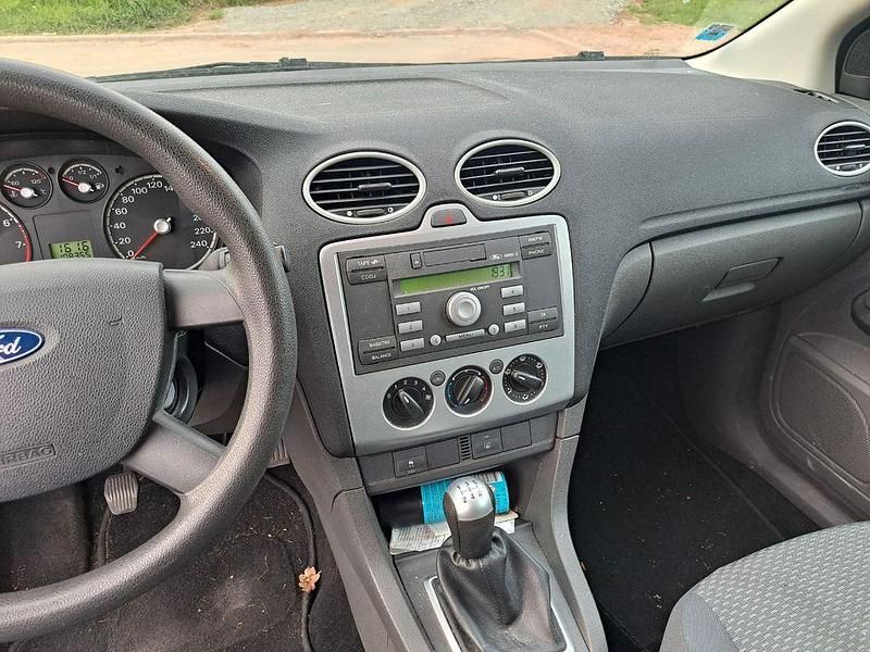 Gebraucht Ford Focus Trend 101 PS (74 kW) 2005 Grau Limousine
