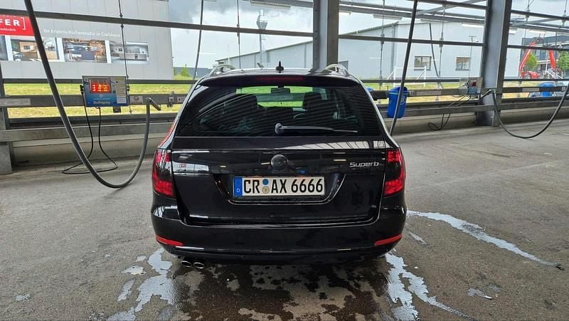 Schwarz Gebraucht 2010 Skoda Superb Ambition Kombi | 7.450 € (Fairer Preis) - Bild 1/4