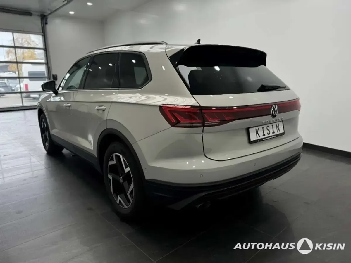 Gebraucht VW Touareg 231 PS (169 kW) 2024 Beige metallic SUV