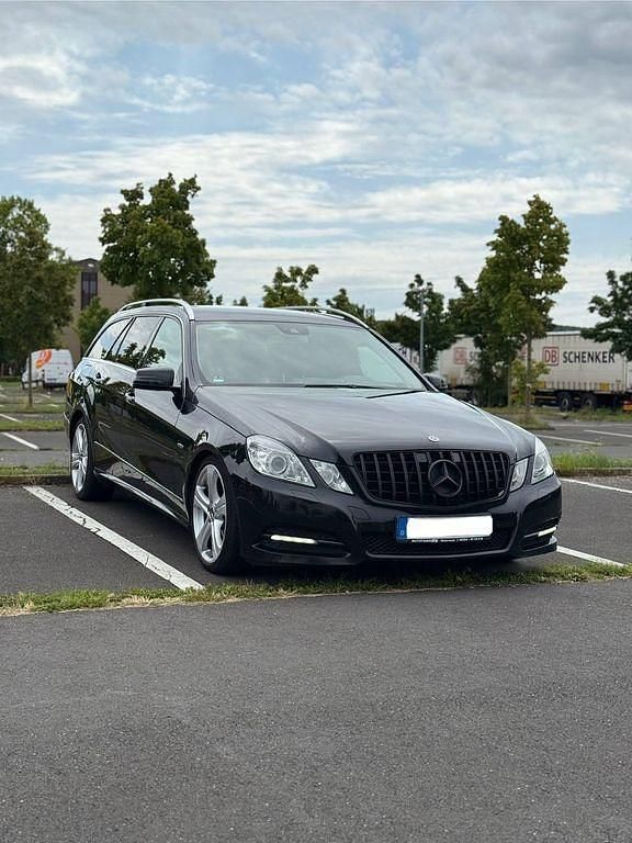 Schwarz Gebraucht 2011 Mercedes E220 Kombi | 7.555 € (Superpreis) - Bild 1/4