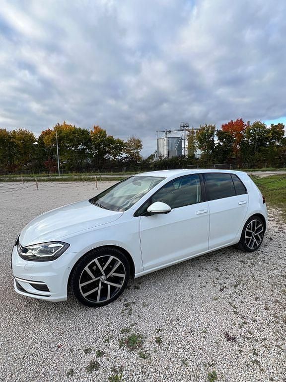 Weiß Gebraucht 2017 VW Golf VII Highline Limousine | 17.800 € (Fairer Preis) - Bild 1/4