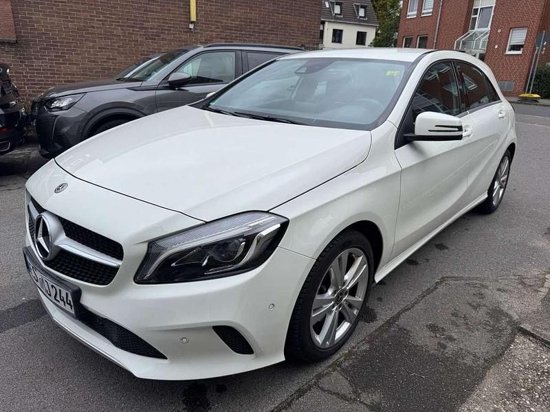 Weiß Gebraucht 2017 Mercedes A180 Kleinwagen | 15.900 € (Fairer Preis) - Bild 1/4