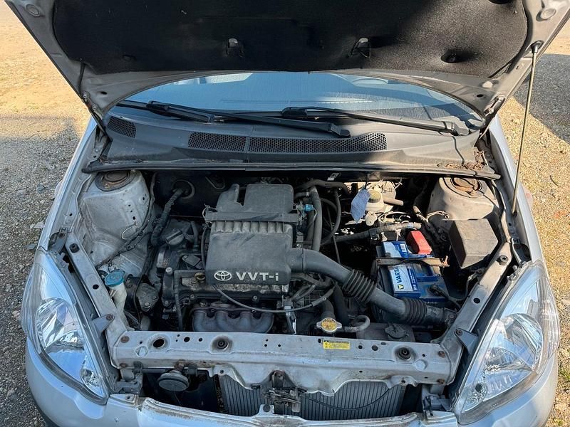 Gebraucht Toyota Yaris 65 PS (47 kW) 2003 Grau Kleinwagen