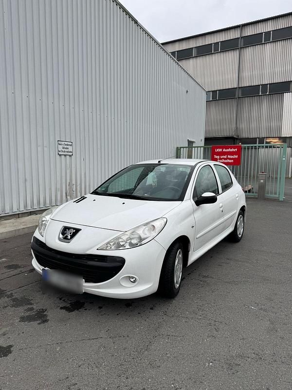 Weiß Gebraucht 2011 Peugeot 206+ Kleinwagen | 1.900 € - Bild 1/4